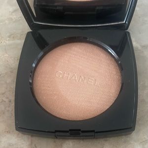Chanel Warm Gold (20) is a very warm-toned, medium peach with a luminous finish
